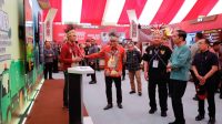 Jokowi Didampingi Kepala BIN Budi Gunawan Resmikan Papua Street Carnaval