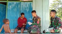 Demi Kesehatan Warga, Satgas Yonif 143/TWEJ Lakukan Pengobatan Keliling di Pedalaman Papua