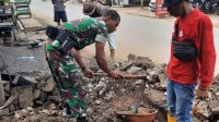 Bantu Masyarakat Babinsa Terjun Dalam Penggalian untuk Pembuatan Parit