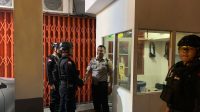 Personil Satbrimob Kalbar Ciptakan Kenyamanan Dan Keamanan Masyarakat Dengan Patroli