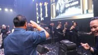 Prabowo Nyalakan _Flash Light_ Handphone Saat Lagu “Lirih” Didendangkan Ari Lasso