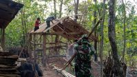 Wujudkan Kepedulian, Danramil Ngadirojo Bantu Buat Kandang Ternak Milik Paino