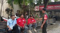 Penuh Keakraban, Babinsa Kampung Baru Komsos Dengan Petugas Keamanan di Komplek Balaikota Surakarta