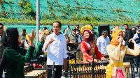 Rampak Angklung Pelajar Turut Sambut Presiden Jokowi di Tol Cisumdawu