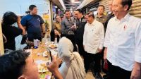 Momen Presiden Sambangi Warung Nasi Legendaris Bu Eha di Pasar Cihapit