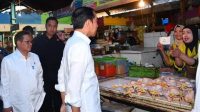 Kunjungi Pasar Cihapit, Presiden Jokowi Tinjau Harga dan Sapa Warga