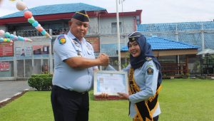 Kalapas Binjai Kanwil Kumham Sumut Pimpin Apel Sore dan Beri Penghargaan Pegawai Teladan