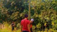 Warga Desa Cibitung Wetan Gotong Royong Membuat Tiang Lampu Penerangan Jalan