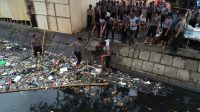 Bentuk Rasa Peduli Terhadap Lingkungan, Jajaran Polda Sulsel Membersihkan Sampah Serentak