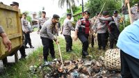 Peduli Lingkungan, Polres Aceh Timur Bersihkan Tumpukan Sampah Irigasi