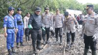 Kapolda Metro Jaya dan Pasukannya Bersihkan Sampah di Kawasan Mangrove Muara Angke