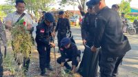 Personel Brimob Kalbar Membersihkan Sampah Serentak Diwilayah Kalbar