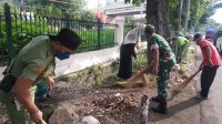 Begini Cara Babinsa Kelurahan Purwosari Dalam Menjaga Kebersihan Lingkungan