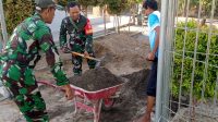Babinsa Kelurahan Nusukan Kerja Bhakti Bersama Pengelola Stadion Mini Cengklik Nusukan