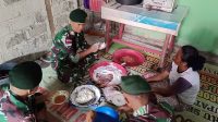 Kreatif Tingkatkan Perekonomian, Satgas Yonarmed 1 Kostrad Ajarkan Buat Makanan Olahan