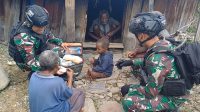 Serbuan Teritorial Pos Wuyuneri Satgas Yonif RK 115/ML Memberikan Pelayanan Kesehatan ‘Honai To Honai’