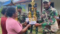 Bagikan Piala, Satgas Yonif 143/TWEJ Sukses Selenggarakan Turnamen di Pegunungan Papua