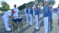 Gubernur AAL Pimpin Upacara Pengambilan Sumpah Prajurit dan Kenaikan Tingkat Taruna AAL