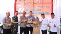 Polri Peduli, Kapolres Metro Tangerang Kota Serahkan Kunci Rumah Warga Ibu Iyat Yang Dilakukan Bedah Rumah