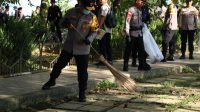 Bersihkan Sampah Serentak Bersama Polri, Polda Kalbar Bersihkan Wilayah Taman Alun Kapuas Pontianak