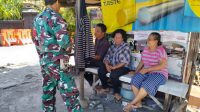 Jalin Keakraban Dengan Warga Babinsa Pucangsawit Gelar Komsos di Wilayah Binaan