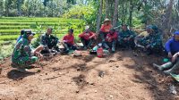 Jalin Keakraban, Babinsa Manfaatkan Waktu Istirahat Dengan Komsos Bersama Warga