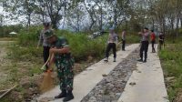 Di Puhpelem, TNI-Polri Membaur Bersama Warga Bersihkan Pemakaman Umum