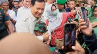 Prabowo Bertemu Prajurit Anak Kecil di Koramil Mamajang 1408, Langsung Dicium dan Digendong