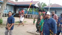 Dukung Terciptanya Lingkungan Yang Bersih Dan Sehat, Babinsa Koramil 1710-01/Kokonao Dampingi Tim Penilai Lomba Kebersihan Kampung
