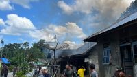 Rumah Warga Hangus Terbakar, Satgas Yonarmed 16/TK Bantu Padamkan Api