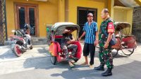 Pengayuh Becak Jadi Sasaran Komsos Babinsa Koramil 05/Pasar Kliwon,Ini Alasannya