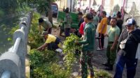 Pelihara Kebersihan Lingkungan, Babinsa Kelurahan Gilingan Kerja Bakti Bersama Warga