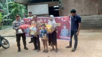 Bhakti Polri Presisi, Kapolsek Simpang Ulim Serahkan Bantuan Sembako Kepada Warga Kurang Mampu