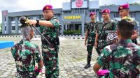 Danmenbanpur 3 Marinir Pimpin Upacara Tradisi Penerimaan Tamtama Remaja