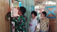Terangi Rumah Warga, Inilah Yang Dilakukan Satgas Yonif 143/TWEJ Di Papua