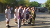 Tanamkan Disiplin, Babinsa Koramil 05/Jebres Latihkan PBB Kepada Siswa Siswi SMA Widya Wacana