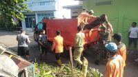 Gandeng Tim Saberling Dan Warga, Babinsa Kelurahan Kestalan Bersihkan Lingkungan
