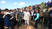 Prabowo ke Pangandaran, Nelayan Hingga Siswa di Pangandaran Berebut Swafoto