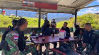 Kunjungi Pos Tinolok dan Pos Tirineri, Dansatgas Yonif RK 115/ML Komsos dengan Ondo Api