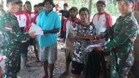 Sambangi Warga Dusun Tiarse, Inilah Yang Dilakukan Satgas Yonif 143/TWEJ