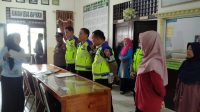 Bhabinkamseltibcarlantas Ditlantas Polda Kalbar Mendistribusikan Makanan Tambahan Kepada Anak Stunting
