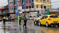 Personil Satbrimob Kalbar Kurangi Kemacetan Bantu Satuan Kewilayahan Dengan Atur Lalin
