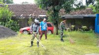 Ciptakan Lingkungan Bersih Dan Sehat, Babinsa Manahan Bersama Warga Laksanakan Kerja Bakti