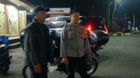 Antisipasi Kejahatan, Bhabinkamtibmas Desa Cipayung Sambang Security SPBU Sampaikan Pesan Kamtibmas