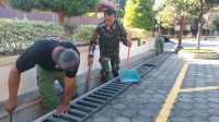 Wujud Kepedulian, Babinsa Jebres Bersama Linmas Kerja Bakti Bersihkan Lingkungan