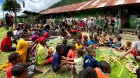 Bakar Batu, Solidkan Satgas Yonif 143/TWEJ Dan Masyarakat Papua