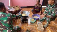 Satgas Pamtas Yonif 132/Bima Sakti Mengajarkan Masyarakat Kampung Yamara Membuat Keripik Pisang dan Singkong
