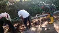 Babinsa Dan Warga Kerja Bakti Perbaiki Jalan Desa