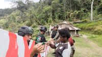 Gugah Semangat Kebangsaan, Satgas Yonif RK 115/ML Ajak Warga Kampung Tirineri Kibarkan Bendera