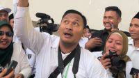 Disambut Hangat, Prabowo Berikan Peci ke Pemuda PKB Saat Acara Harlah di Solo